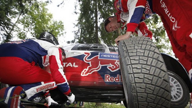 Finlandia, PS17: Ogier fora, Loeb ne approfitta