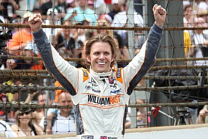 L'impatto con un palo della rete fatale a Wheldon