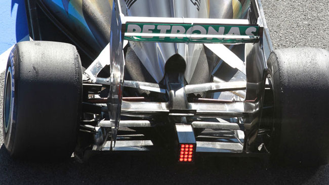 La Mercedes soffia anche nell'ala posteriore!