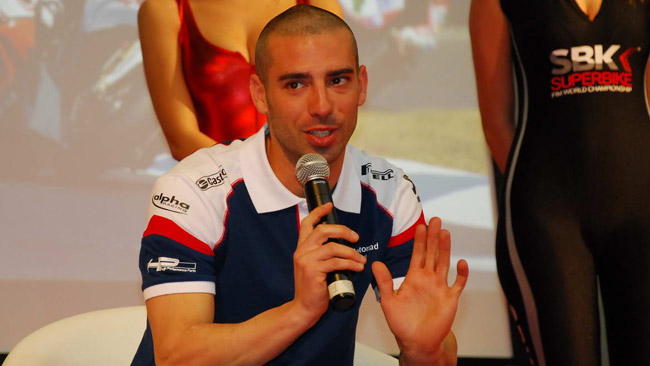 Marco Melandri sale sul palco di Motodays
