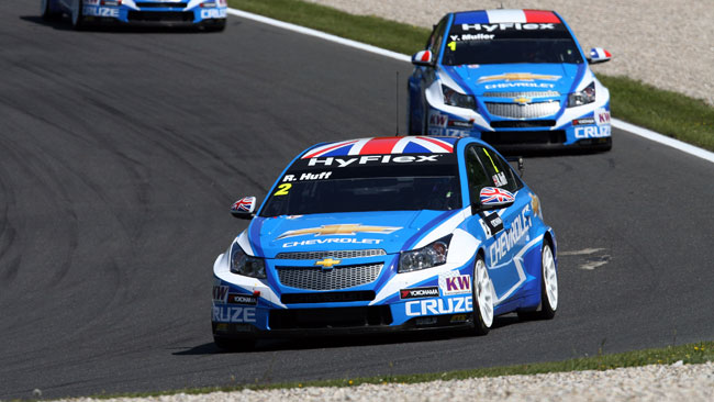 Salzburgring, Gara 1: Huff nella tripletta Cruze
