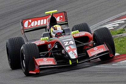 Nick Yelloly vince superbamente sotto la pioggia