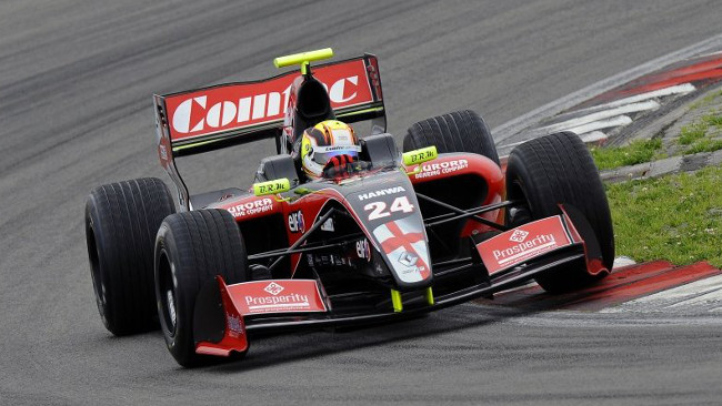 Nick Yelloly vince superbamente sotto la pioggia