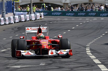 Il rombo della Ferrari sulle strade di Mosca