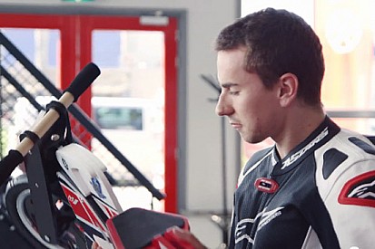 Lorenzo e Spies sfidano i tifosi Yamaha su Facebook