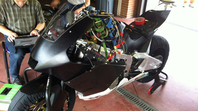 Aegerter prova la Suter-BMW e resta anche Edwards