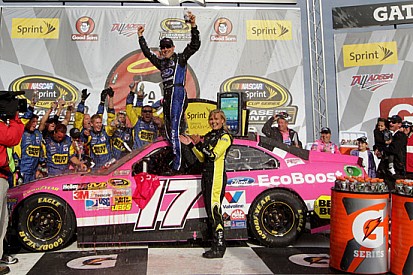 Kenseth esce vincente da una maxi-carambola