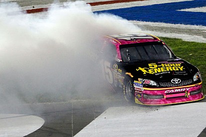 Bowyer conserva il carburante e trionfa a Charlotte