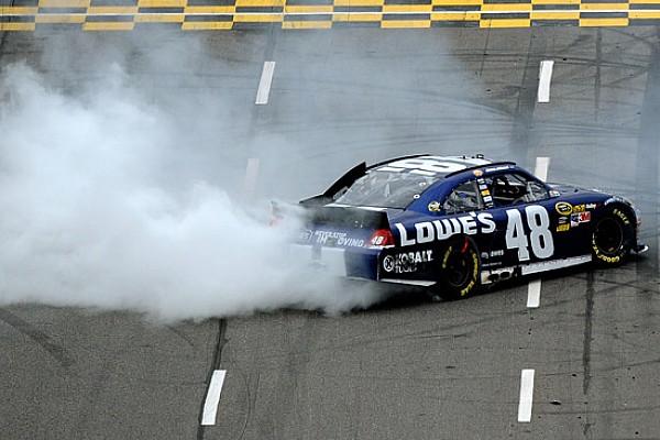 Johnson sbanca Martinsville e torna leader