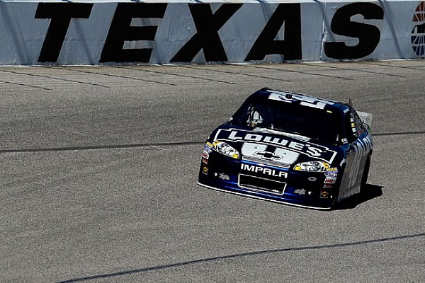 Jimmie Johnson si prende la pole al Texas Speedway