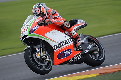 Hayden promuove il nuovo telaio della Ducati