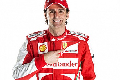 Ecco de la Rosa che veste la tuta della Ferrari
