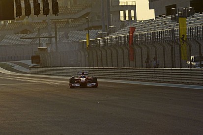 Marc Gené in pista con la Ferrari F60 ad Abu Dhabi