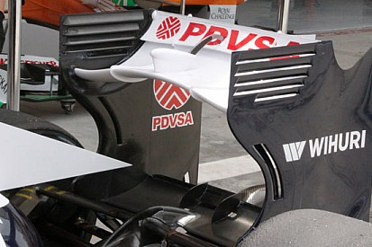 La Williams con l'ala posteriore a boomerang