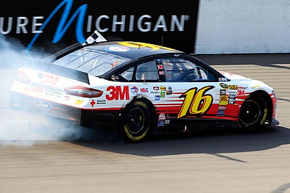 Biffle regala la vittoria numero 1.000 alla Ford!