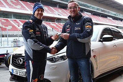 Sebastian Vettel riceve la sua Infiniti FX Vettel Edition