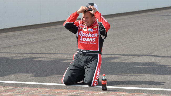 Ryan Newman piega Jimmie Johnson ad Indianapolis