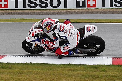 Rea domina gara 1 a Silverstone sull'asfalto umido
