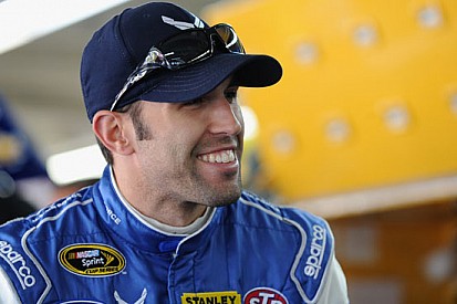 Aric Almirola ringrazia la pioggia e si prende la pole