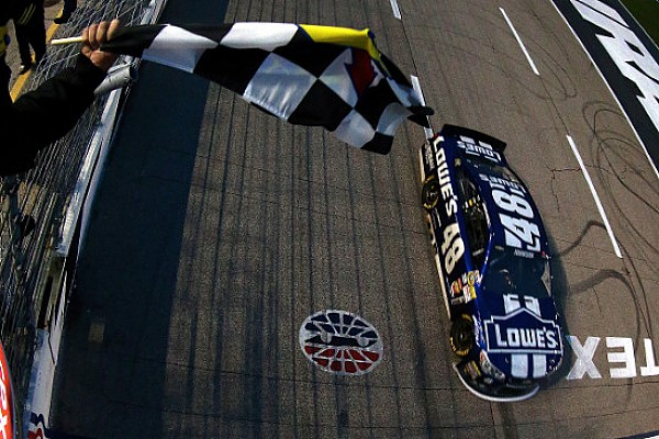 Jimmie Johnson torna in testa alla classifica in Texas