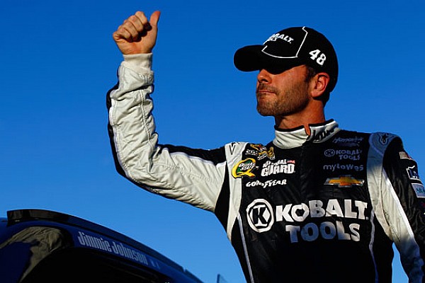 Jimmie Johnson si prende la pole a Phoenix