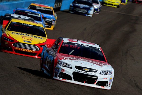 Kevin Harvick vince, Jimmie Johnson vicino al titolo