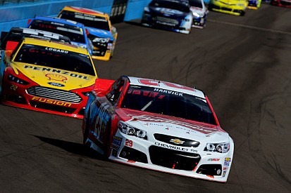 Kevin Harvick vince, Jimmie Johnson vicino al titolo