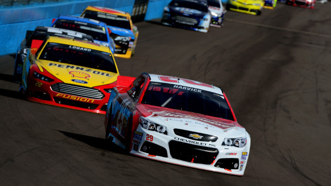 Kevin Harvick vince, Jimmie Johnson vicino al titolo
