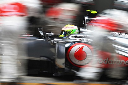 Perez bruciato in McLaren, Magnussen spera