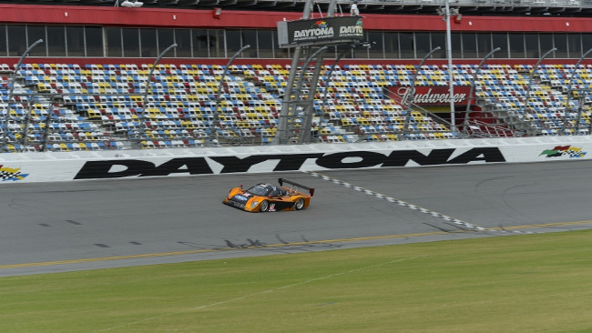 Scoppiano le gomme a Daytona, test prototipi sospesi!