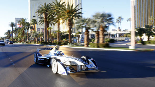 La Formula E sfreccia tra le strade di Las Vegas