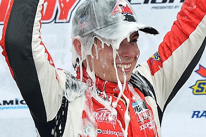 Gabby Chaves risponde a Veach a Long Beach