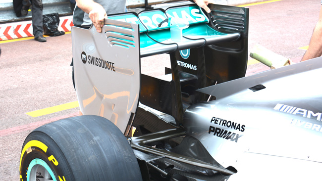 La Mercedes con un monkey seat maggiorato