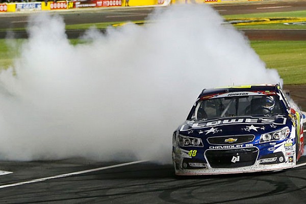 Jimmie Johnson trionfa dalla pole a Charlotte