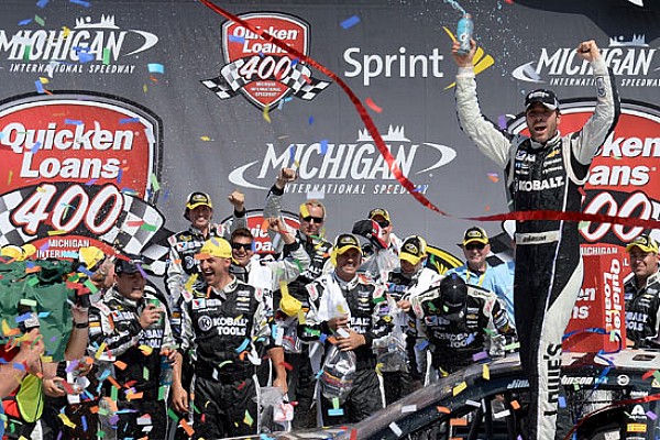 Jimmie Johnson trionfa anche in Michigan