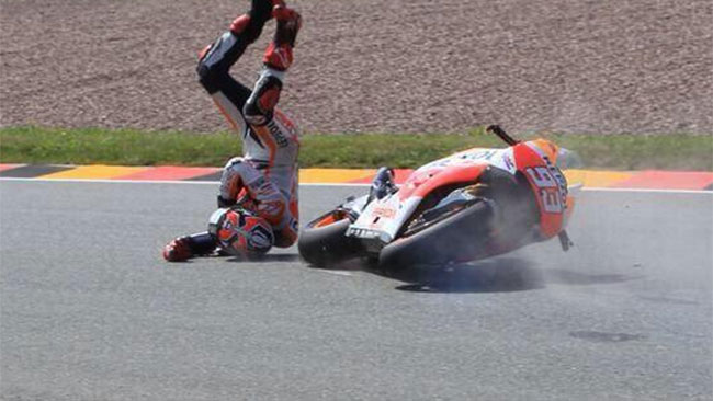 Ecco le impressionanti foto della caduta di Marquez