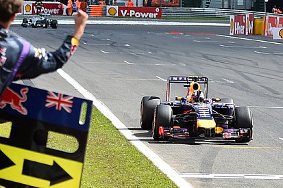 Capolavoro di Ricciardo a Spa. E' guerra in Mercedes!