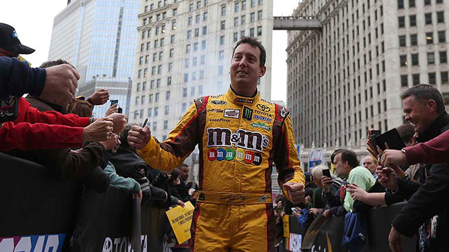 La pioggia regala la pole a Kyle Busch