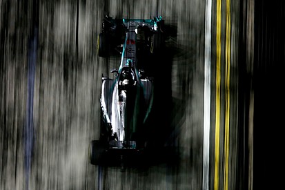 La Pirelli prevede tre pit stop a Singapore