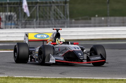 Silverstone Formula Renault 3.5: Tio Ellinas, Strakka top practice