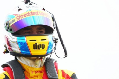 Croft BTCC: Qualifying halted after a twelve car pile-up