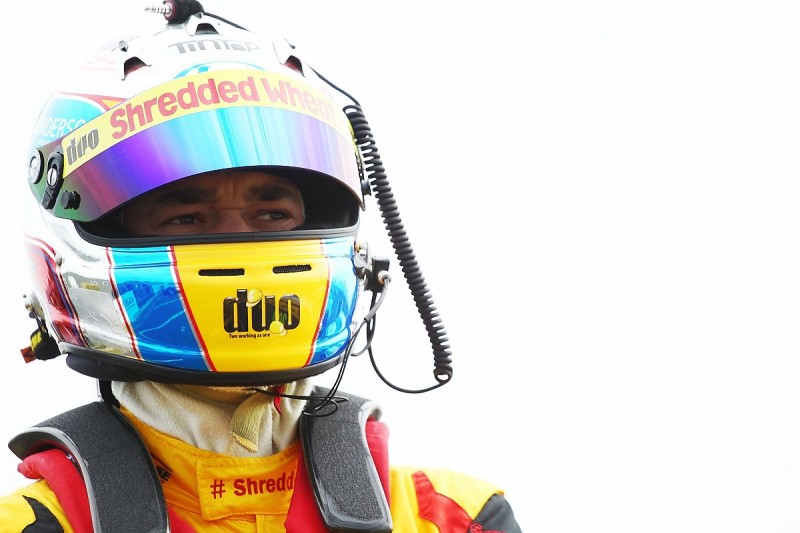 Croft BTCC: Qualifying halted after a twelve car pile-up
