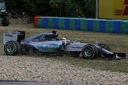 Lewis Hamilton apologises to Mercedes F1 team for "bad day"