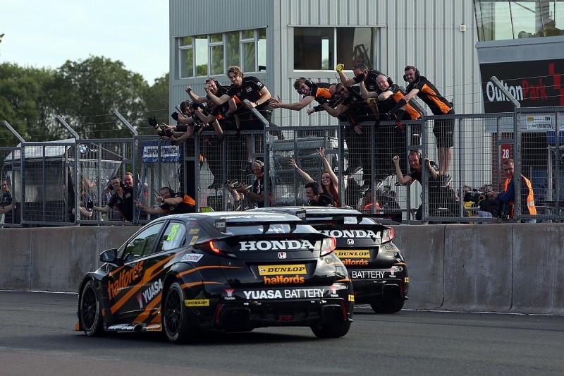 Oulton Park BTCC: Honda's Gordon Shedden battles to win in finale