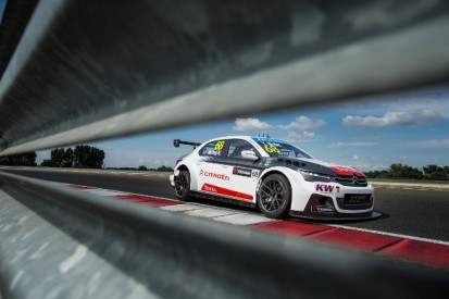 Slovakia Ring WTCC: Jose Maria Lopez and Yvan Muller lead practice