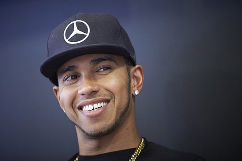Lewis Hamilton and Mercedes announce three-year new F1 deal