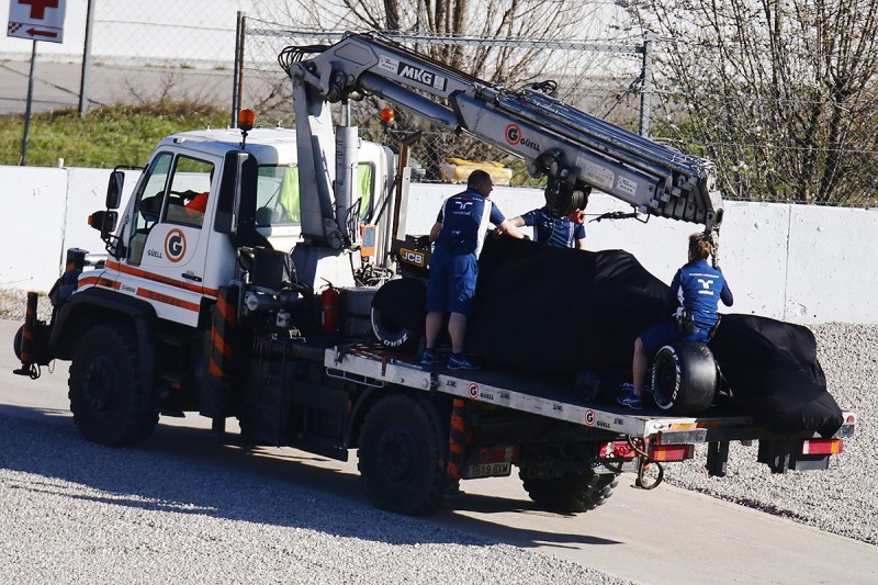 Stroll F1 testing crash could cost Williams final day of running