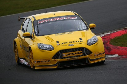 Clio champion Whorton-Eales tests Motorbase's BTCC Ford