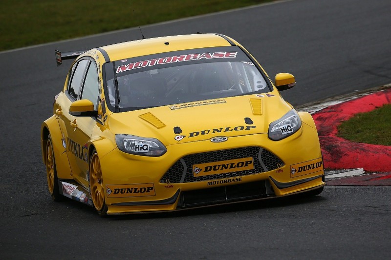Clio champion Whorton-Eales tests Motorbase's BTCC Ford
