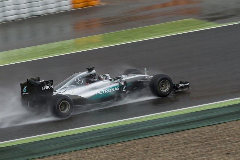 Bad weather hinders Nico Rosberg's first test of 2017 Pirelli tyres
